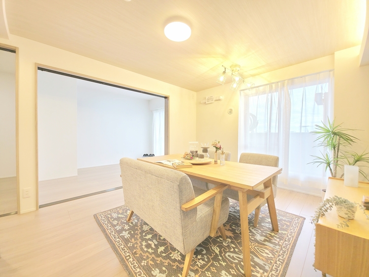 内装 陽光が降り注ぐ、開放的な大空間です。家族の絆を育み、ゲストをもてなす舞台となる、心豊かな団らんの時間が流れます。