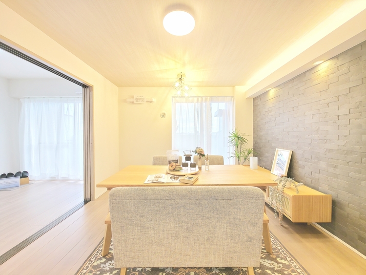 内装 陽光が降り注ぐ、開放的な大空間です。家族の絆を育み、ゲストをもてなす舞台となる、心豊かな団らんの時間が流れます。