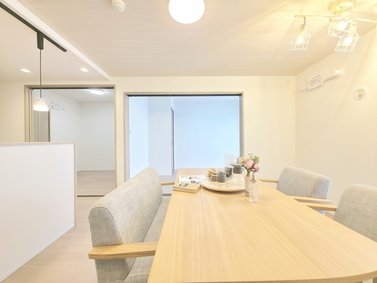 内装 陽光が降り注ぐ、開放的な大空間です。家族の絆を育み、ゲストをもてなす舞台となる、心豊かな団らんの時間が流れます。