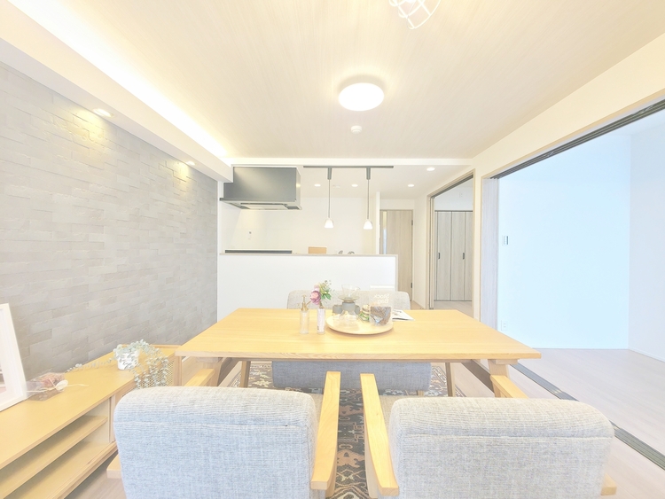 内装 陽光が降り注ぐ、開放的な大空間です。家族の絆を育み、ゲストをもてなす舞台となる、心豊かな団らんの時間が流れます。