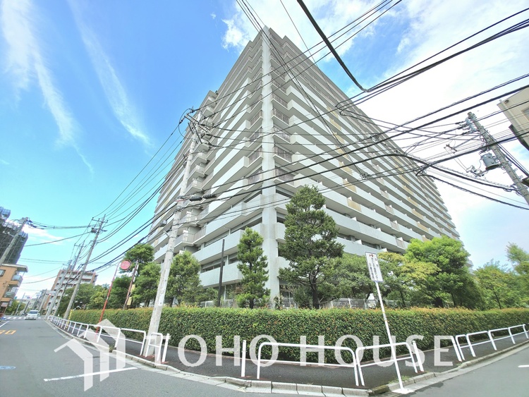 外観 板橋区若木に位置する大規模マンション。東武東上線「東武練馬」駅徒歩9分。広々とした敷地と豊かな緑に囲まれ、子育てに最適な環境が魅力です。スーパーや公園も近く、日々の暮らしも便利。管理体制も良好で、快適