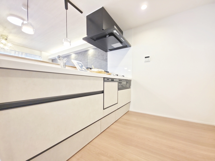 キッチン あなたの創造性を刺激する舞台。最新の機能と美しいデザインが融合し、料理の時間を至福の瞬間に変えます。