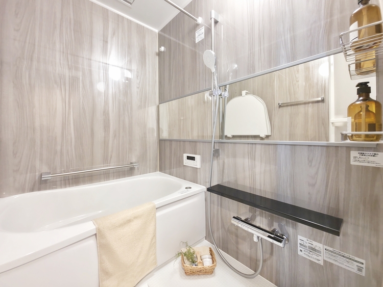 風呂 心と体を解き放つ空間。広々とした浴槽と最新の機能が、極上のリラクゼーションを提供し、疲れを完全に癒します。