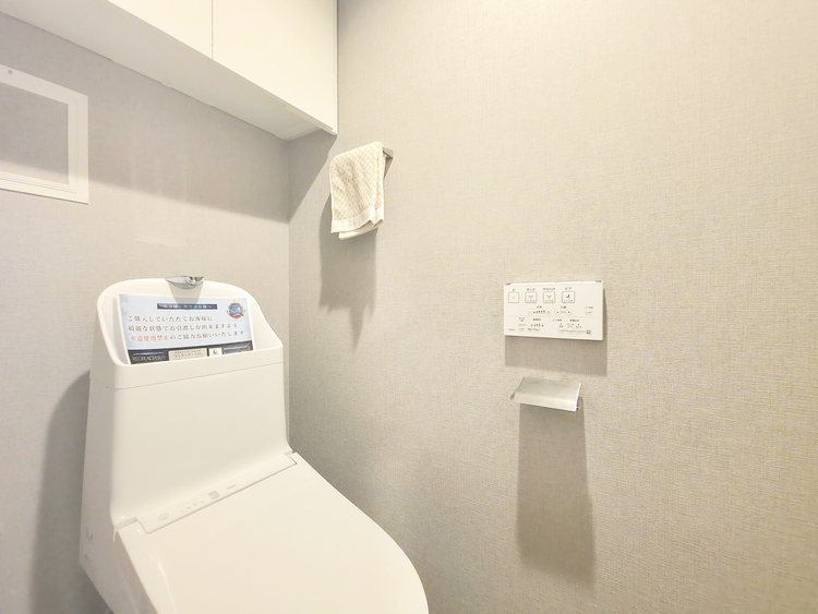 トイレ 清潔でプライベートな時間を守る空間。最新の機能と静謐なデザインが、訪れる人に心地よい安心感を与えます。