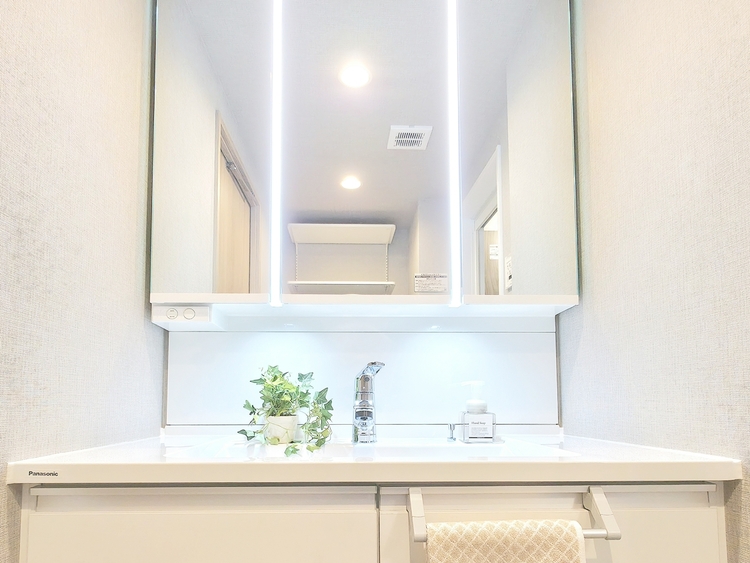 洗面 このお家で始まる毎日は、きっとご家族にとってかけがえのない大切現在リフォーム中。新しく生まれ変わる室内は、快適な暮らしを彩な時間になります。明るく温かい空間で、たくさんの思い出を作っていってください。