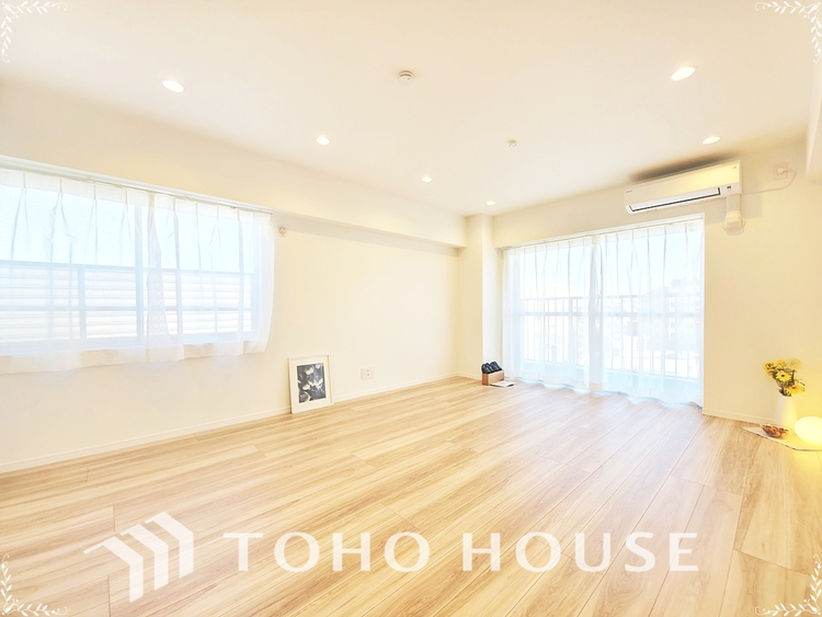 内装 明るい木目と白を基調とした、温かみのある内装です。広々としたリビングは、家族の団らんを優しく包み込みます。リノベーションで生まれ変わった、快適な暮らしが待っています。