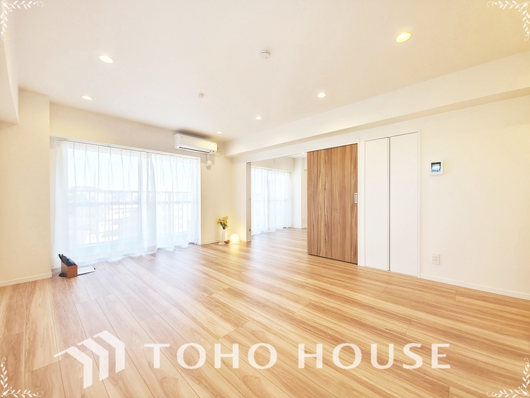 内装 可動式間仕切りを開ければ、リビングと洋室を繋ぎ広々とした空間に。扉を閉めれば、それぞれの個室として利用できます。暮らし方に合わせてフレキシブルに使える、便利な間取りです。