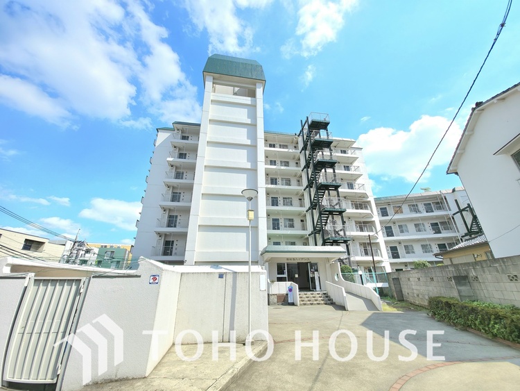 外観 志村城山公園ハイデンスの外観は、白を基調とした爽やかなデザインです。特徴的な塔のような部分と、外部に設置された階段がアクセントとなっています。前面にはスロープもあり、バリアフリーに配慮された構造です。