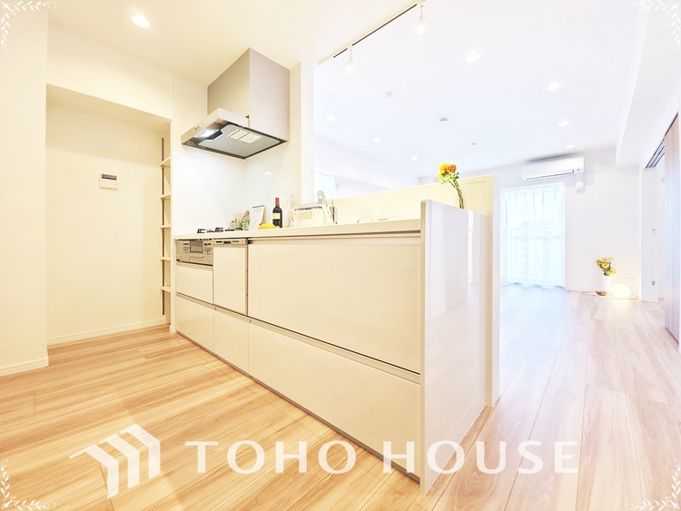 キッチン シンク・コンロ一体型の広々としたシステムキッチン。食洗機、豊富な引き出し収納を備え、家事を効率化。料理の準備から片付けまでスムーズで快適な毎日を。