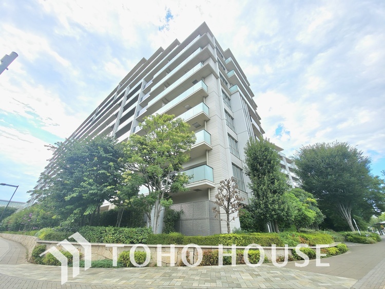 外観 地上11階建ての堂々たる外観は、落ち着いた色合いのタイルとガラス張りのバルコニーが洗練された印象を与えます。周囲には豊かな植栽が配され、美しく整備された住環境です。都会的でありながら自然と調和した暮ら