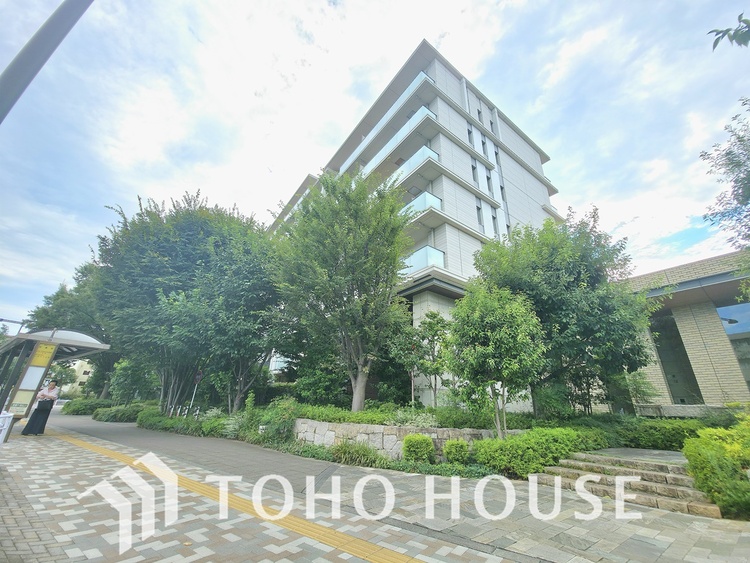 外観 植栽に囲まれた、落ち着いたデザインの外観です。歩道も整備されており、美しく穏やかな住環境が魅力。バス停が目の前にあるため、駅までのアクセスもスムーズで便利です。