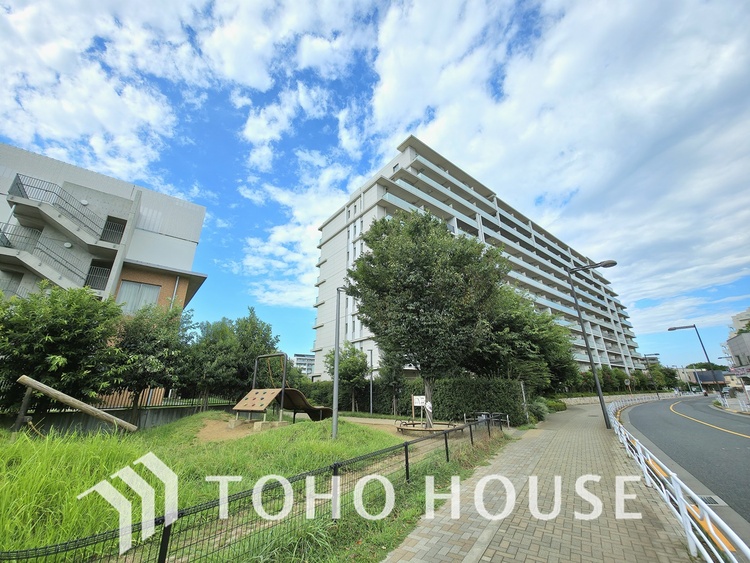外観 マンションに隣接する公園は、遊具も設置されており、子どもたちの遊び場に最適です。緑豊かな環境で、日々の散策や気分転換にもぴったり。都心でありながら、自然を身近に感じられる暮らしが叶います。