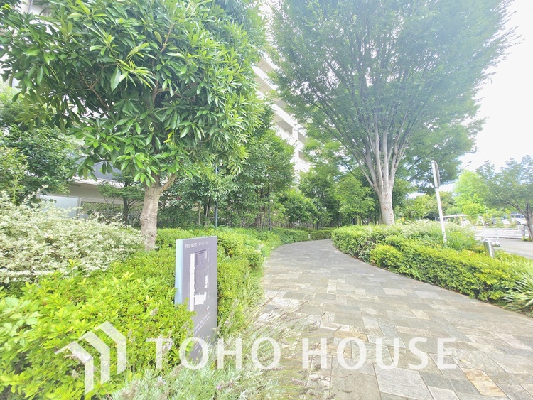 外観 植栽が豊かに配された、美しく整備された遊歩道です。都心にありながら、まるで公園の中を歩いているかのような心地よさを感じられます。穏やかな住環境を求める方に最適な、癒しの空間です。