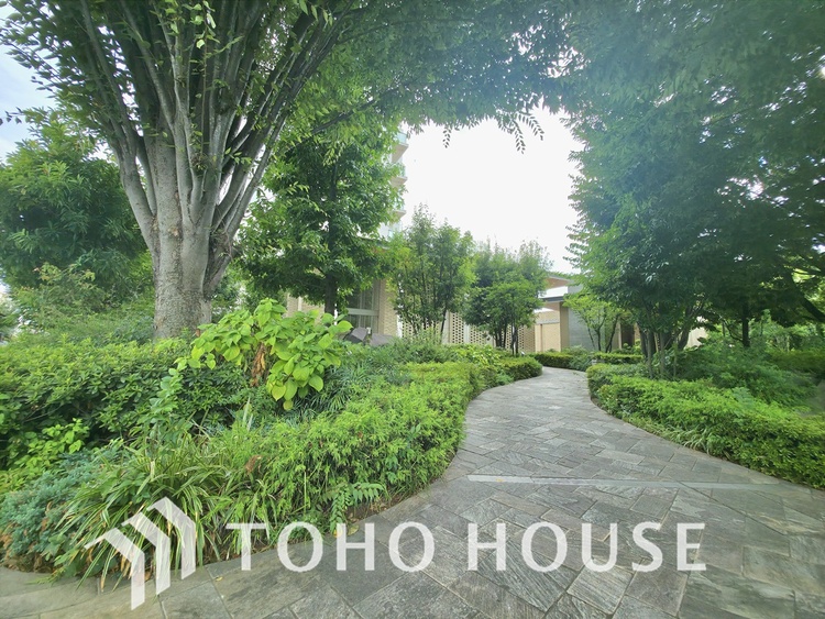 外観 植栽が豊かに配された、美しく整備された遊歩道です。都心にありながら、まるで公園の中を歩いているかのような心地よさを感じられます。穏やかな住環境を求める方に最適な、癒しの空間です。
