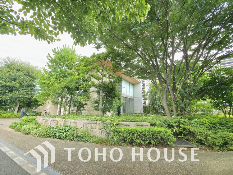 外観 植栽に囲まれた、落ち着いたデザインの共用施設です。都心にいながら、まるで森の中にいるかのような安らぎを感じられます。住民の憩いの場として、豊かな暮らしを彩ります。