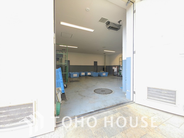 その他 24時間いつでもゴミ捨てが可能。ゴミの収集日や時間を気にすることなく、好きな時に捨てられるため、忙しい方や生活時間が不規則な方にとって非常に便利です。清潔な空間が保たれ、快適な暮らしをサポートします。