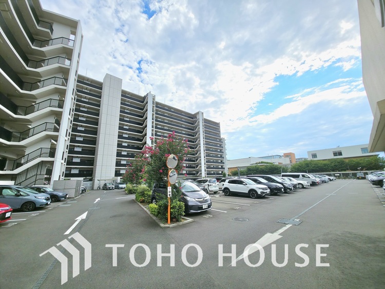 駐車場 広々とした敷地内には、平置きの駐車場が完備されています。花壇や植栽も配置されており、美しく整備されています。車での移動が多い方にとって、駐車場が確保されているのは大きな魅力です。