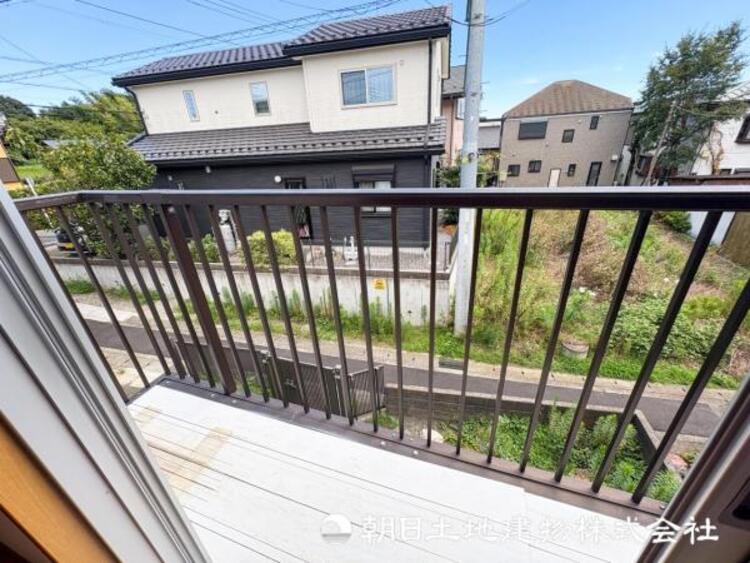 バルコニー 【眺望】部屋から眺める景色はお部屋のインテリアの一部です。開放感ある景色は季節や天候によって変化する素敵な絵画ですね！