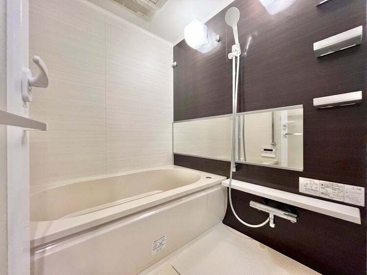 風呂 一日の疲れを癒すバスルームは、心地よいリラックスを叶える清潔感溢れる空間です。
