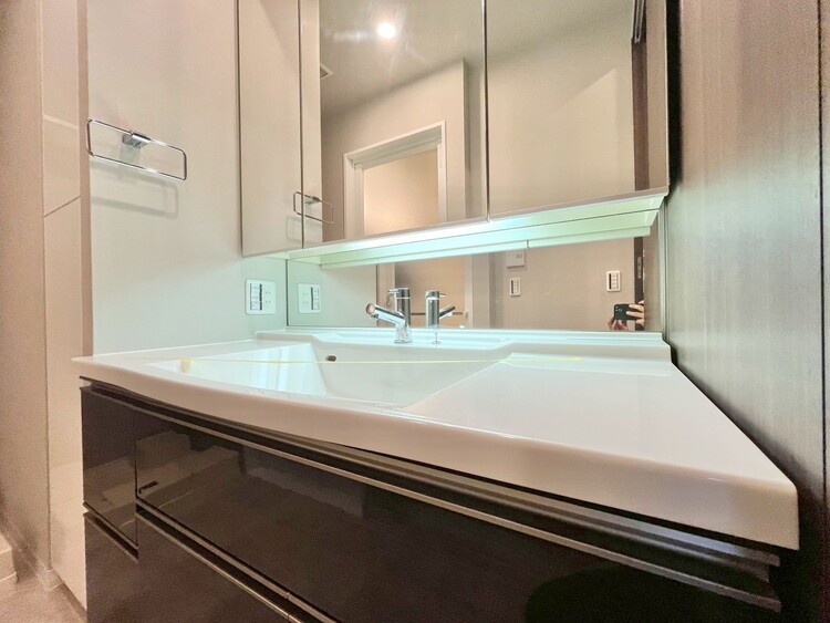 洗面 何かと物が増える場所だからこそ、スッキリと見映えの良い空間に。