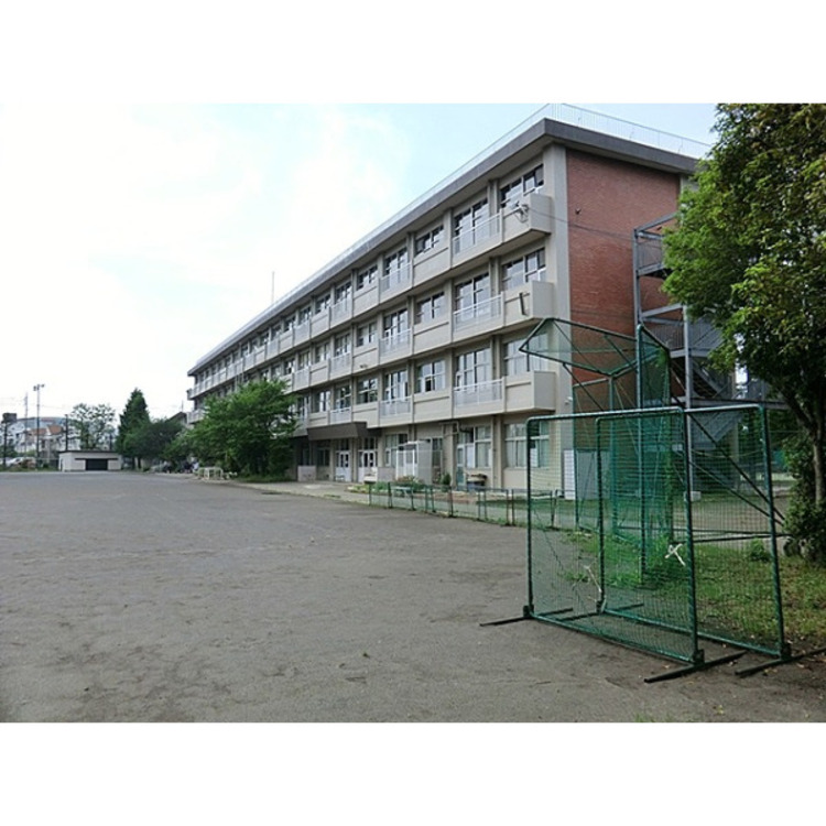 周辺 第三中学校(約950m)