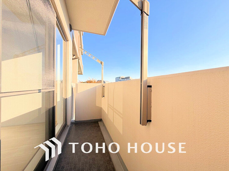 バルコニー 日当たりの良いバルコニーで晴れの日の洗濯物も楽しみになりますね