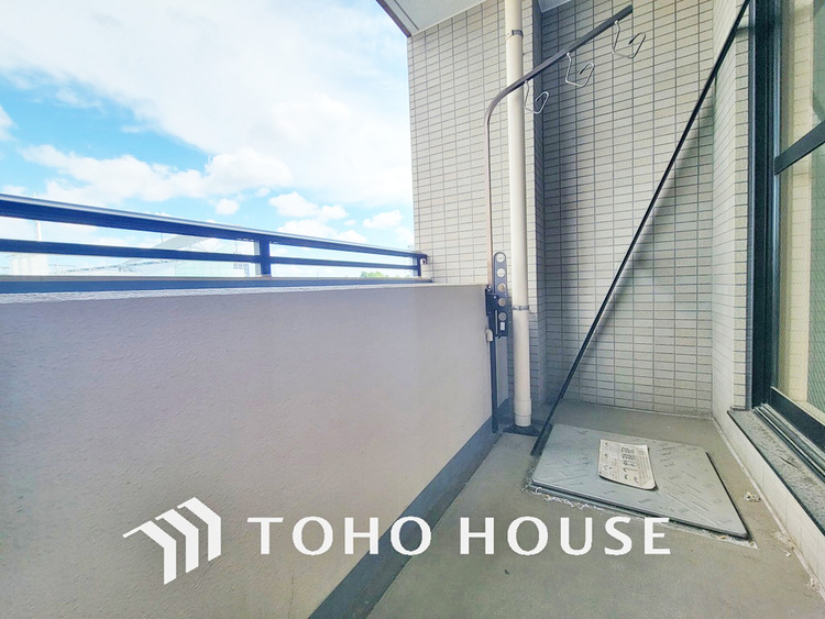 バルコニー 日当たりの良いバルコニーで晴れの日の洗濯物も楽しみになりますね