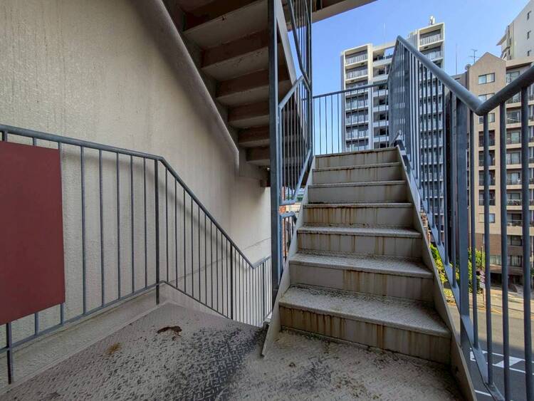 その他 共用部の階段です。明るく清潔に管理されています。