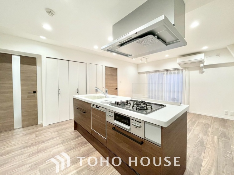 内装 【LIVING】◆陽光◆が差し込む。この開放的なLDKに家族の笑顔が集う。家族が一緒に過ごす空間は明るく、そして居心地よく。