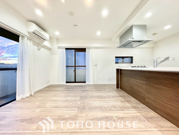 内装 【LIVING】◆扉を◆開くとこの景色。家族の”おかえり”の声が聞こえてきそう。