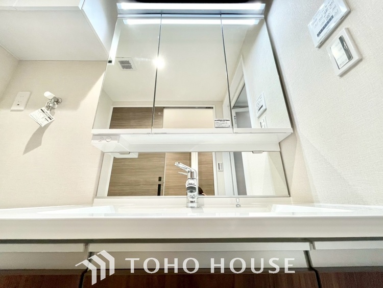 洗面 【WASHROOM】◆快適◆煌びやかな暮らしの中にも忘れたくない快適さ。大きな収納が助けてくれます。