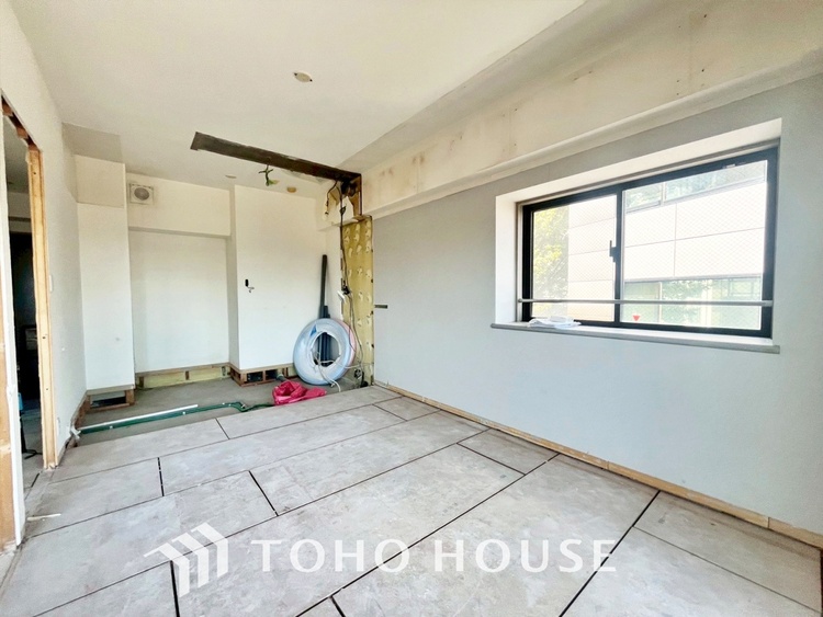 内装 現在改装中◆陽光◆が差し込む。この開放的なLDKに家族の笑顔が集う。家族が一緒に過ごす空間は明るく、そして居心地よく。