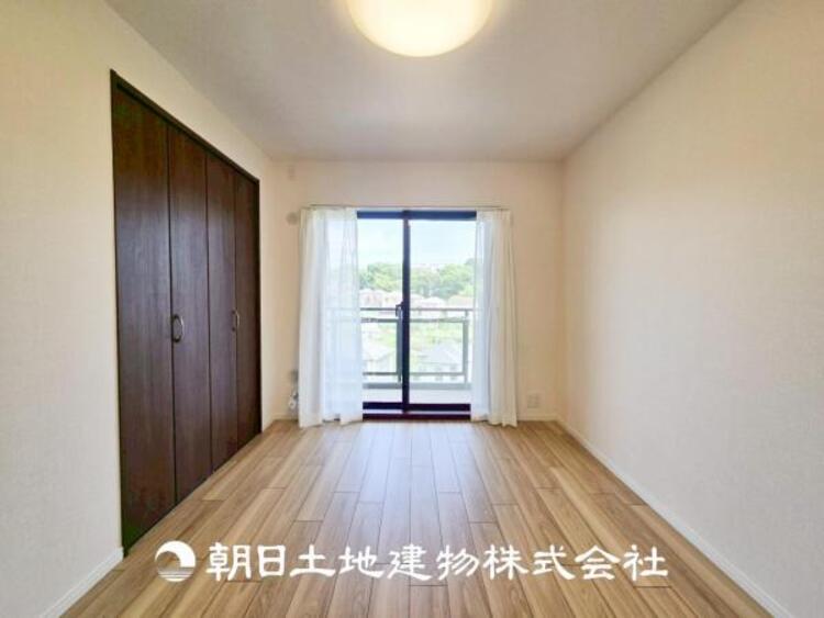 内装 【居室】爽やかな空間演出とセンス良く纏められた室内は良質な寛ぎ空間。そこで暮らす大切な人達のことを考え造りこんだ空間は日々の生活に安らぎを与えてくれます。