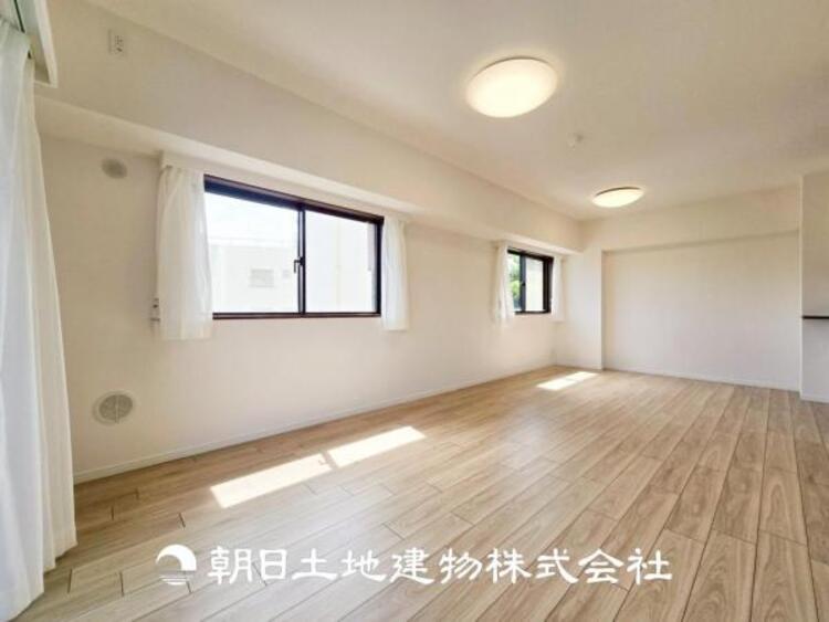 居間 【リビング】開放的で明るい空間が広がるLDK。リビングには暖かな太陽が降り注ぎ、爽やかな住空間です。お友達を呼んでお茶をしたり、一緒に料理を楽しみながら楽しい時間を。