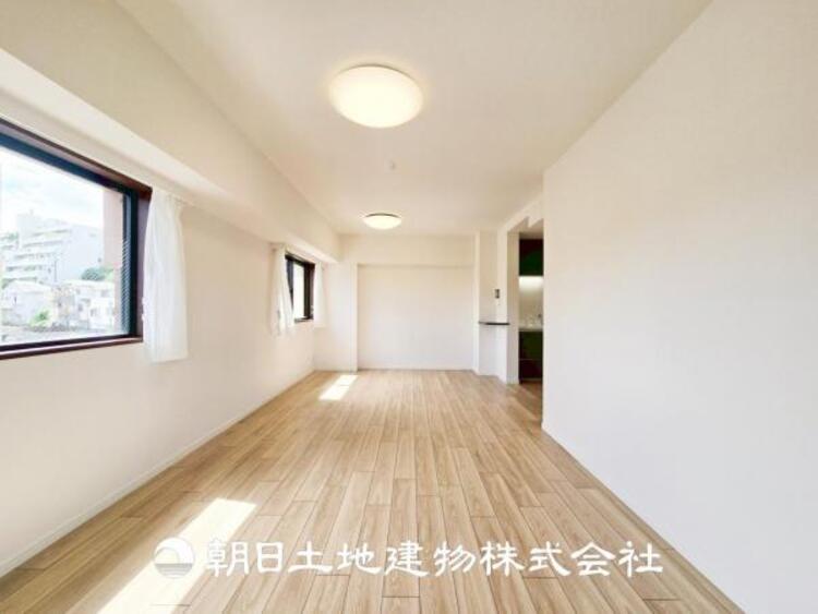 居間 【ダイニング】温かい色合いのフローリングと清々しい爽やかなクロスが明るい空間を創り出しているダイニングキッチン。ゆっくりと過ごす空間に相応しく、ここで楽しむ時間が家族や友人との絆をより深めてくれそうです。