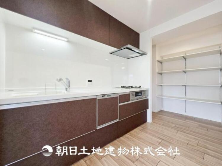 キッチン 【キッチン】仲良しなご夫婦、お子様、みんなでお料理ができる程の贅沢なスペースを実現したキッチンとなっております。みんなで作った料理を召し上がりながらの会話は盛り上がること間違いなしです。