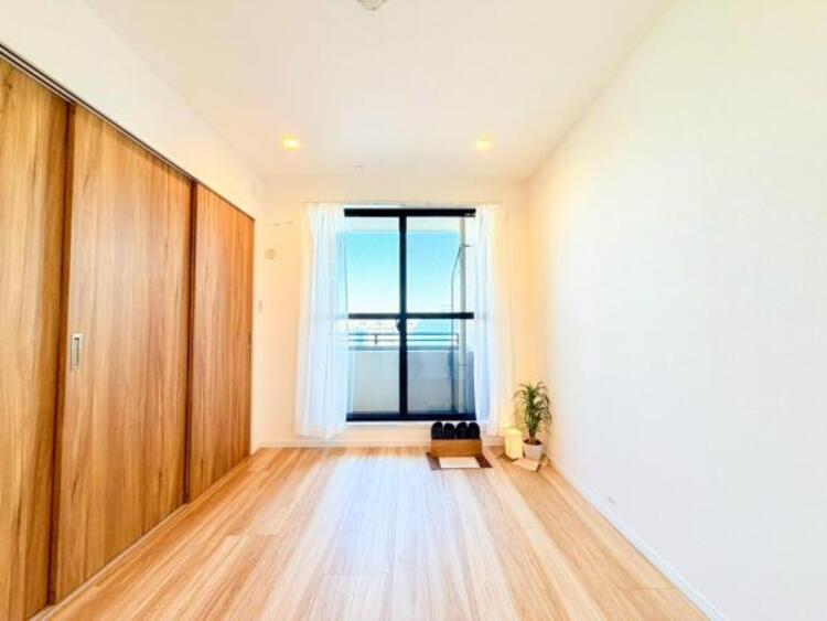 内装 穏やかな寛ぎあじわえるお部屋では有意義な時間がつくれます！大きな窓からと陽光が注がれる明るい空間！光もアクセントの一つとして。一人時間も充実したものにできるプライベートルームは日々を豊かにします！！ 