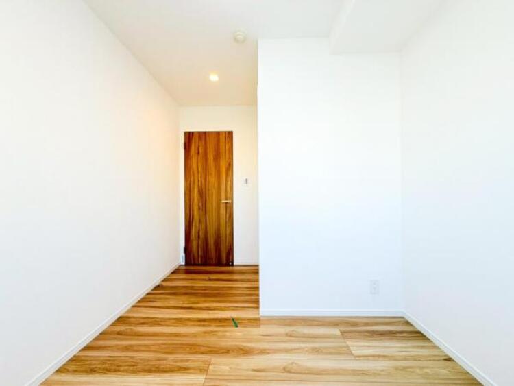 内装 居室はひとり時間を過ごせる安らげるお部屋として活用できます！収納スペースあり！荷物が多くても十分！ベッドや勉強机、テレビなどを置きたい場合におすすめ！！過ごす時間が長くてもゆったり過ごせそうですね！ 