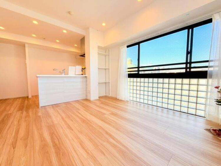 居間 お天気が晴れの日は照明をつけなくても充分明るいリビングです！どこか落ち着きのある広々とした内装です！皆で過ごす空間が、目に浮かんでくる様な優しいリビングダイニングです！くつろいだり楽しい時間を是非！ 