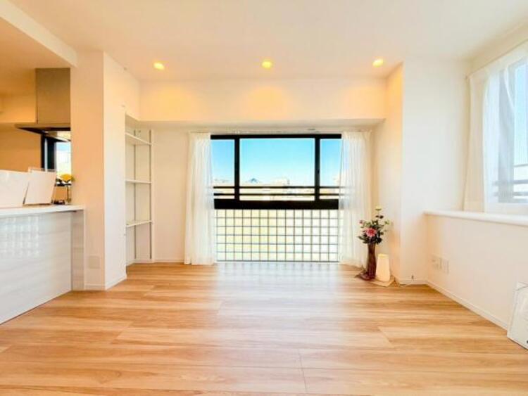 居間 リビングにあふれる採光と心地よい風のつどう調和された空間！！生活を彩る充実した日々が過ごせそうです。家族の滞在期間が長くなることを予測して、設計士が思いと工夫をこらした自慢のリビングダイニング！！！ 