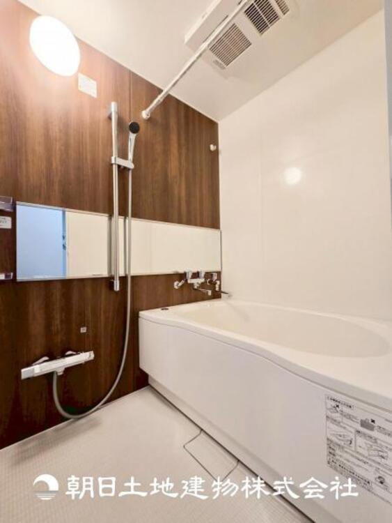 風呂 【浴室】上品な色合いが魅力のバスルームは、ほっと落ち着く空間を作り出しています。広々とした浴槽で体を癒やしながら、疲れを取り除けるような仕様です。お子様と一緒に楽しく入るのもいいですね。