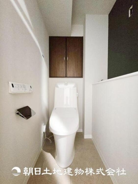 トイレ 【トイレ】家族みんなが毎日使う場所だから。お掃除がしやすい方はいい。いつまでも清潔な空間を保てるように、汚れをふき取り易いフロアと壁紙をチョイス致しました。洗浄便座になっておりますので、とても清潔にご使用いただけます。