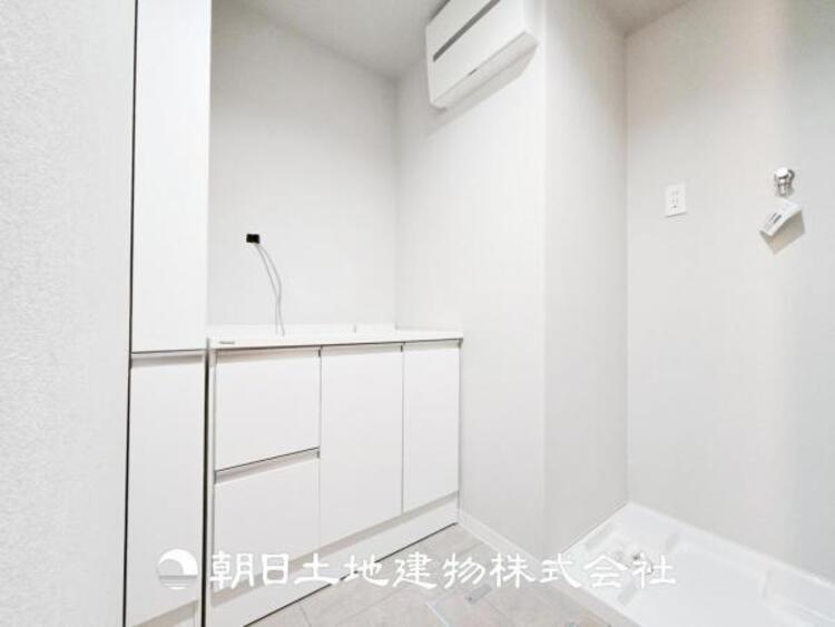 洗面 【洗面化粧台】慌ただしい1日が始まり、充実した1日の終わりを締めくくる洗面所。快適に過ごせることはもちろん、収納や機能性を兼ね備えた洗面化粧台です。快適に過ごせることはもちろん、収納や機能性を兼ね備えた洗面化粧台です。