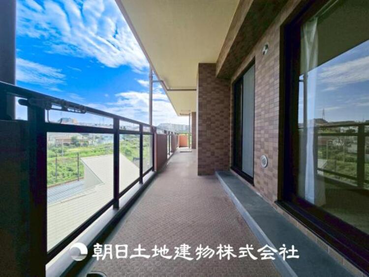 バルコニー 【バルコニー】温かい太陽を感じる事ができるのは、目の前に遮るものが無いから。彼方に広がる風景が絵画のように広がります。