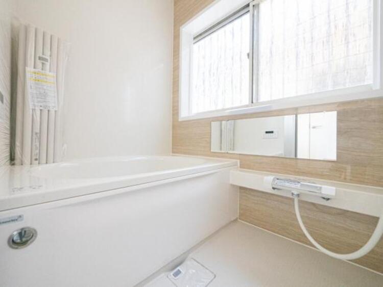 風呂 【浴室】ゆったりと寛げる広々バスで足を伸ばしてリラックス。　最新のユニットバスは設備も充実です。