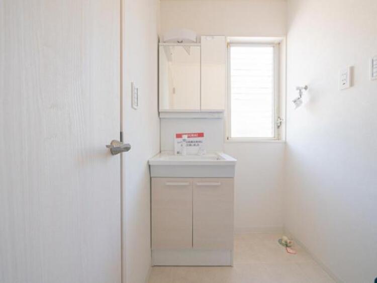 洗面 【洗面・脱衣所】３面鏡、シャワーヘッド、収納など充実の設備。動きやすい広さがあり使い勝手が良好です。