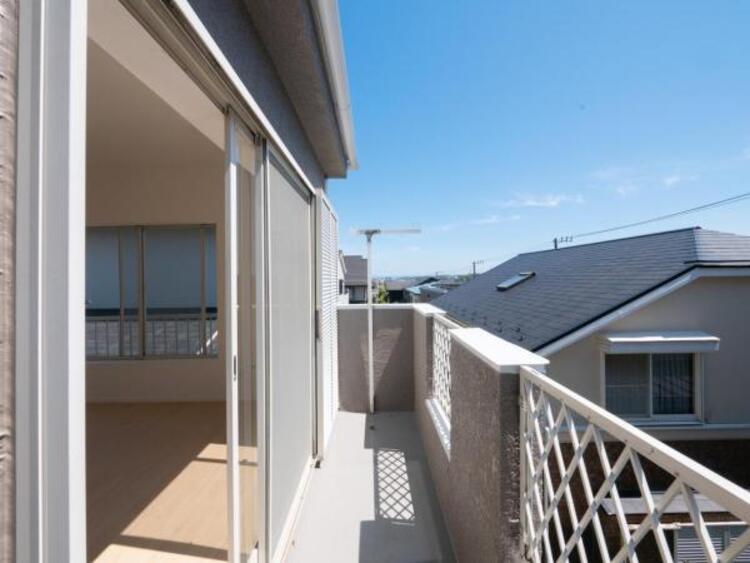 バルコニー 【バルコニー】太陽の光と爽やかな風でお洗濯物は気持ちいいです。