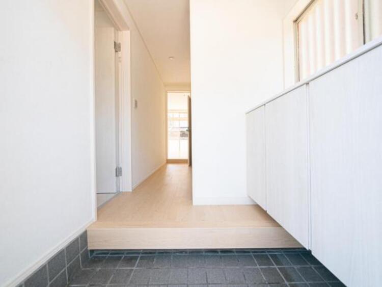 その他 【玄関】明るく広い玄関には収納力に優れたシューズボックス。　靴をスッキリと整頓することができます。