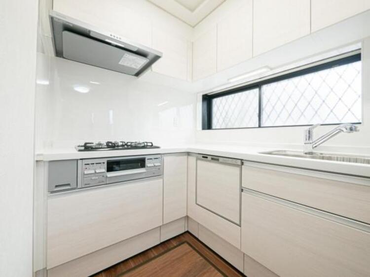 キッチン 【キッチン】広く取られたキッチンスペースはとても便利です。　自由にレイアウトがカスタマイズできます。