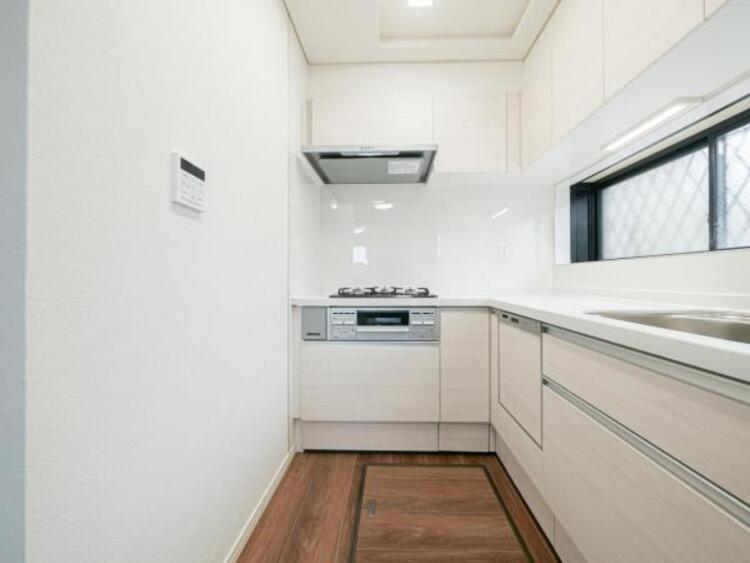 キッチン 食洗器付きキッチン！食後の洗い物の時間を食洗器にまかせて空いた時間を団欒や趣味に使うことができます。お使いにならない場合でも食器の乾燥や大きな食器の収納などにもお使いいただけます。